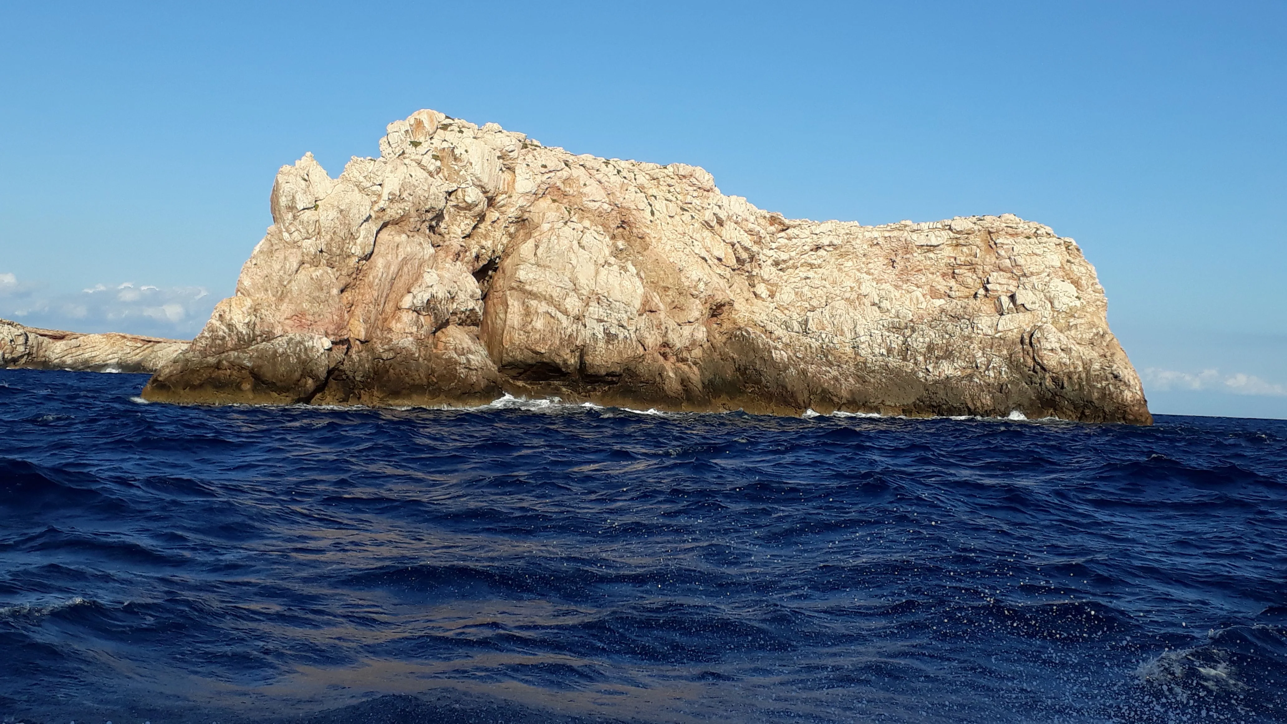 Barco de excursión al Parque Nacional de Cabrera desde el puerto de Colonia de Sant Jordi