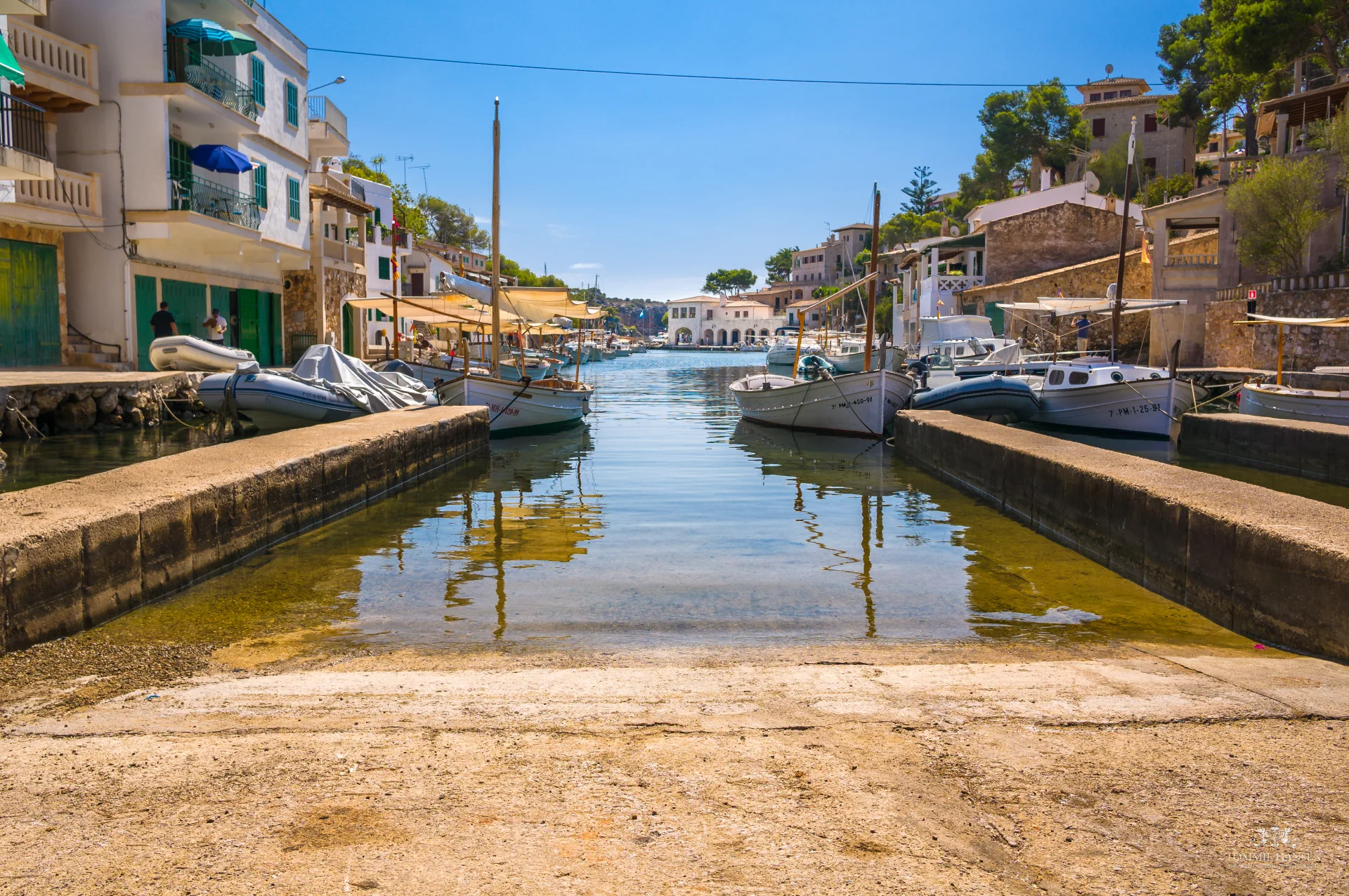Puerto de Cala Figuera con casas blancas asomadas al agua
