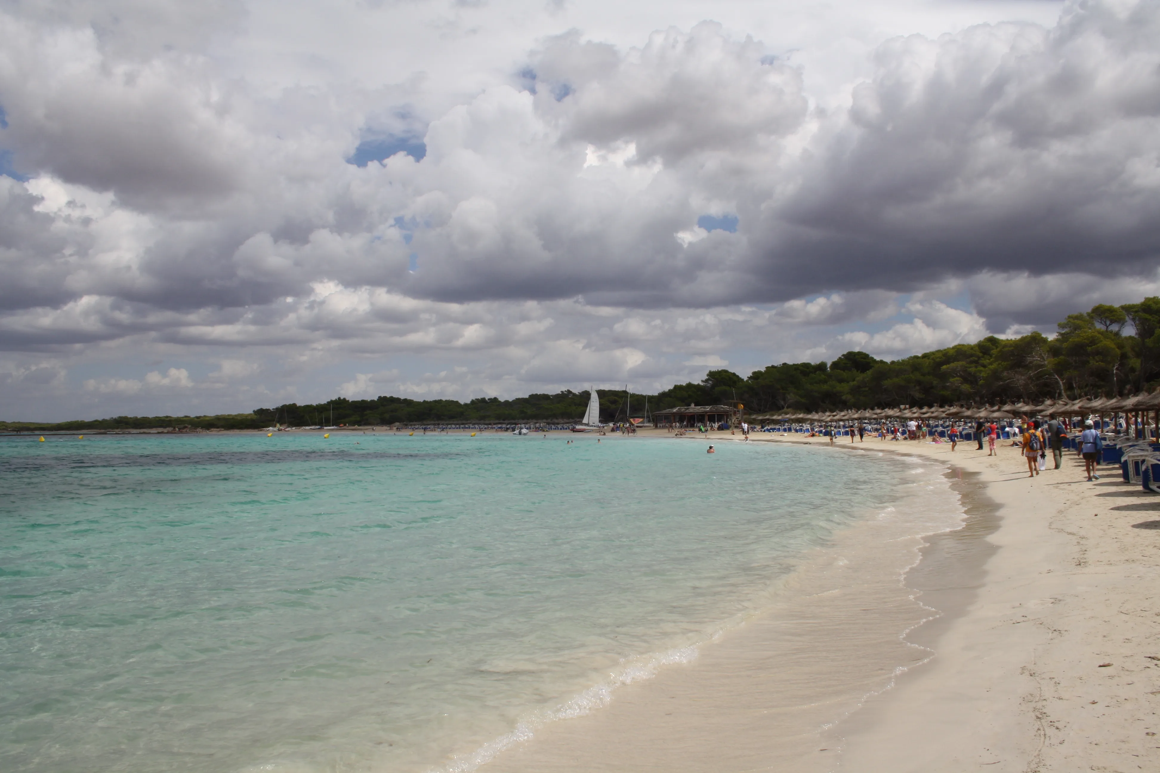 Arena blanca y agua turquesa en la playa de Es Trenc