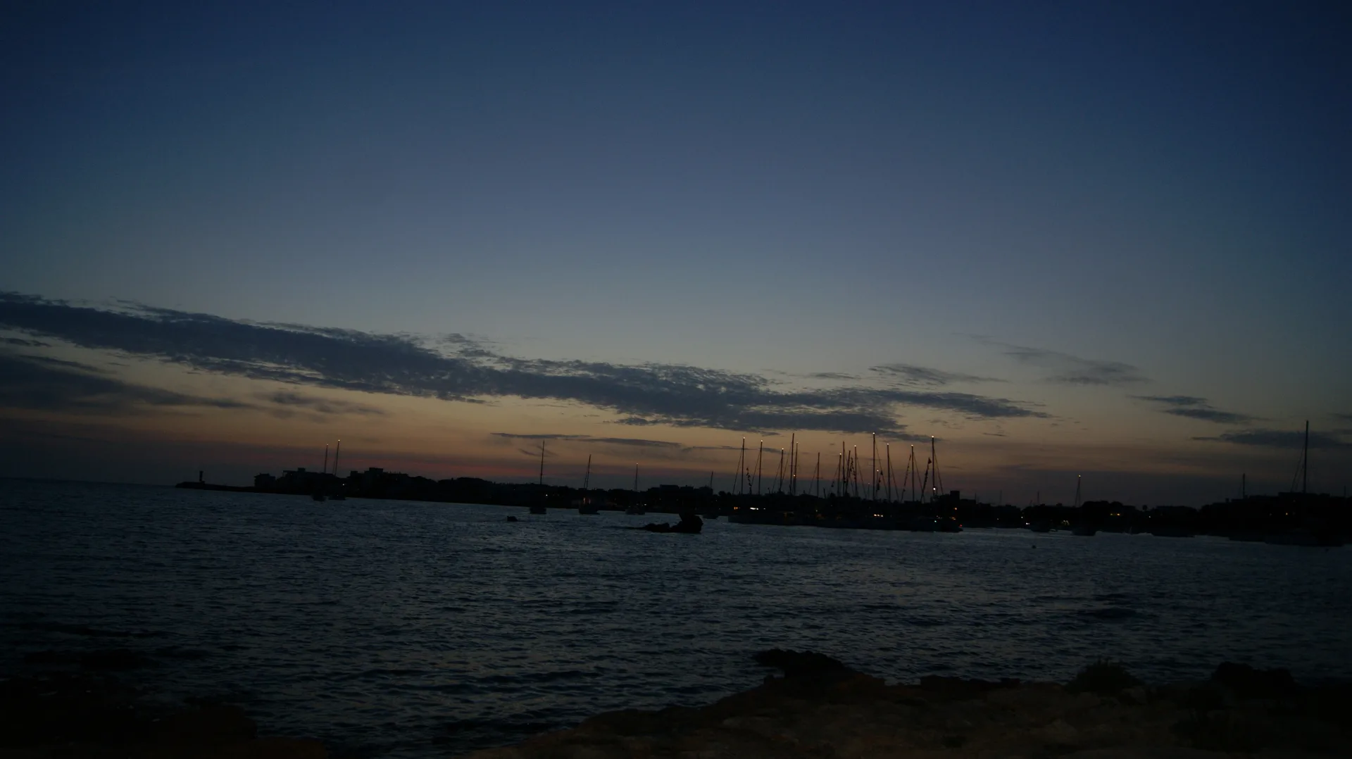 Puerto de Colonia de Sant Jordi con barcos de pesca y embarcaciones de recreo