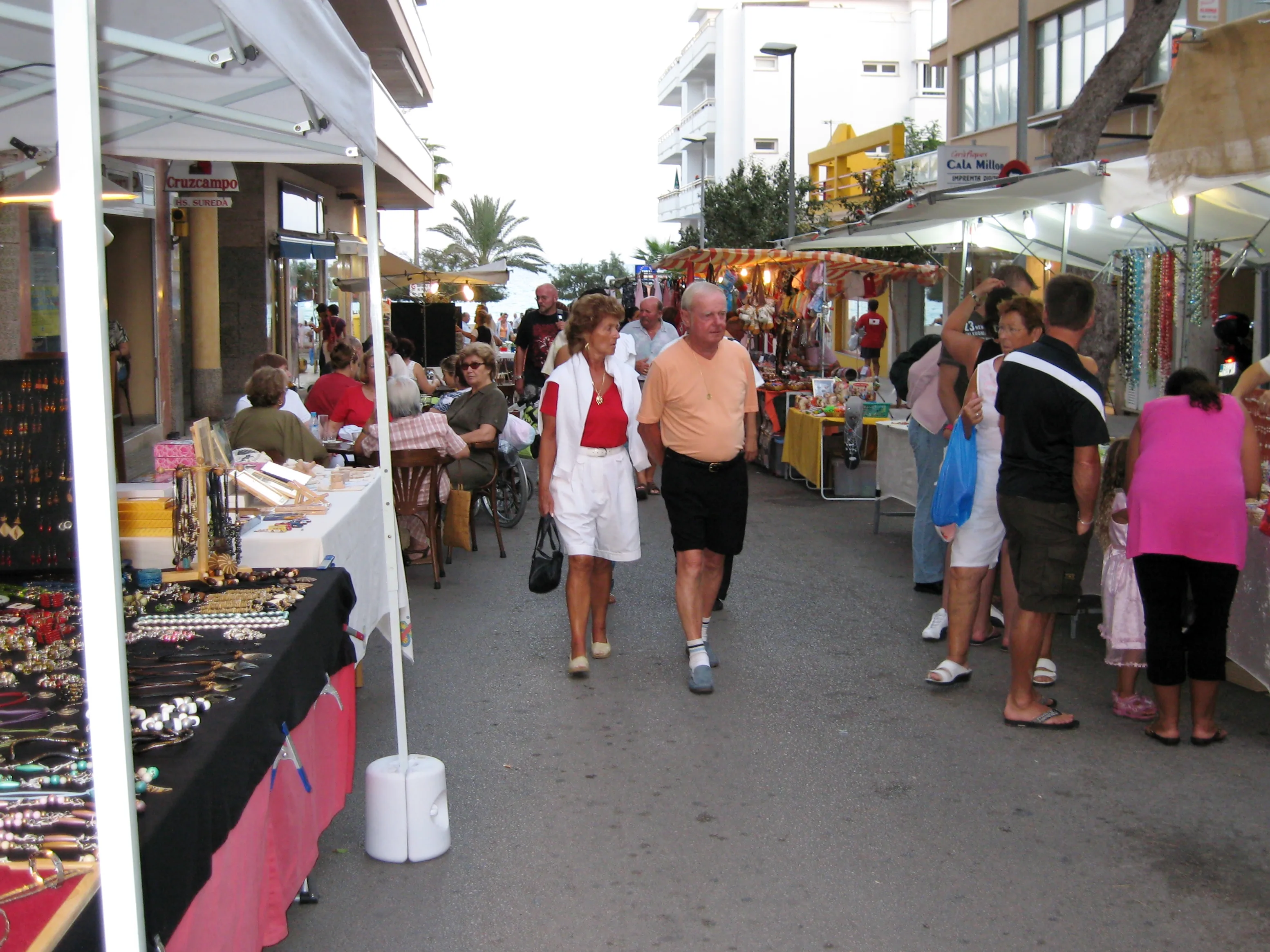 Mercado local en el centro de Colonia de Sant Jordi
