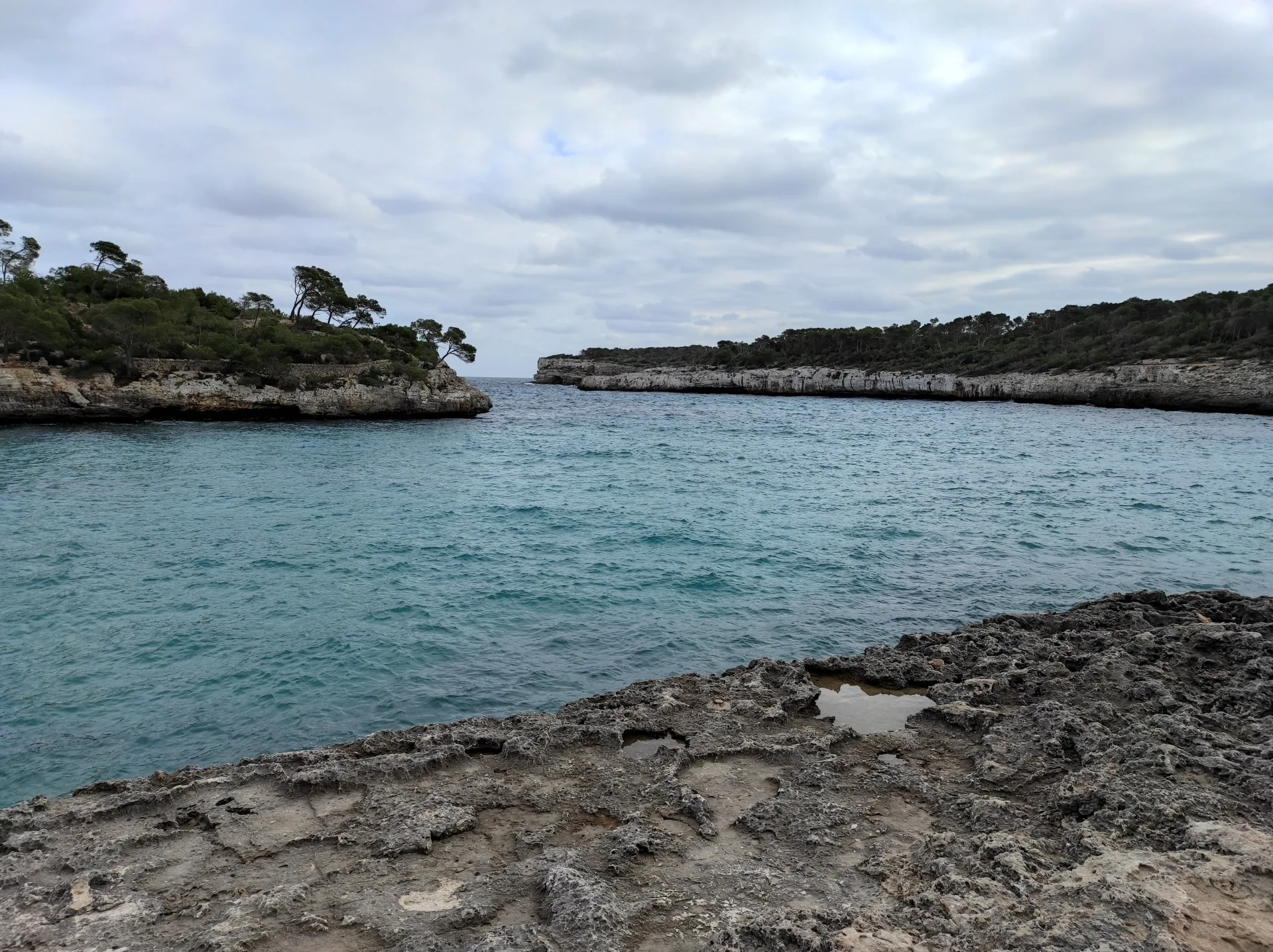 Cala Mondrago dentro del Parque Natural de Mondragó, a 30 minutos de Colonia de Sant Jordi