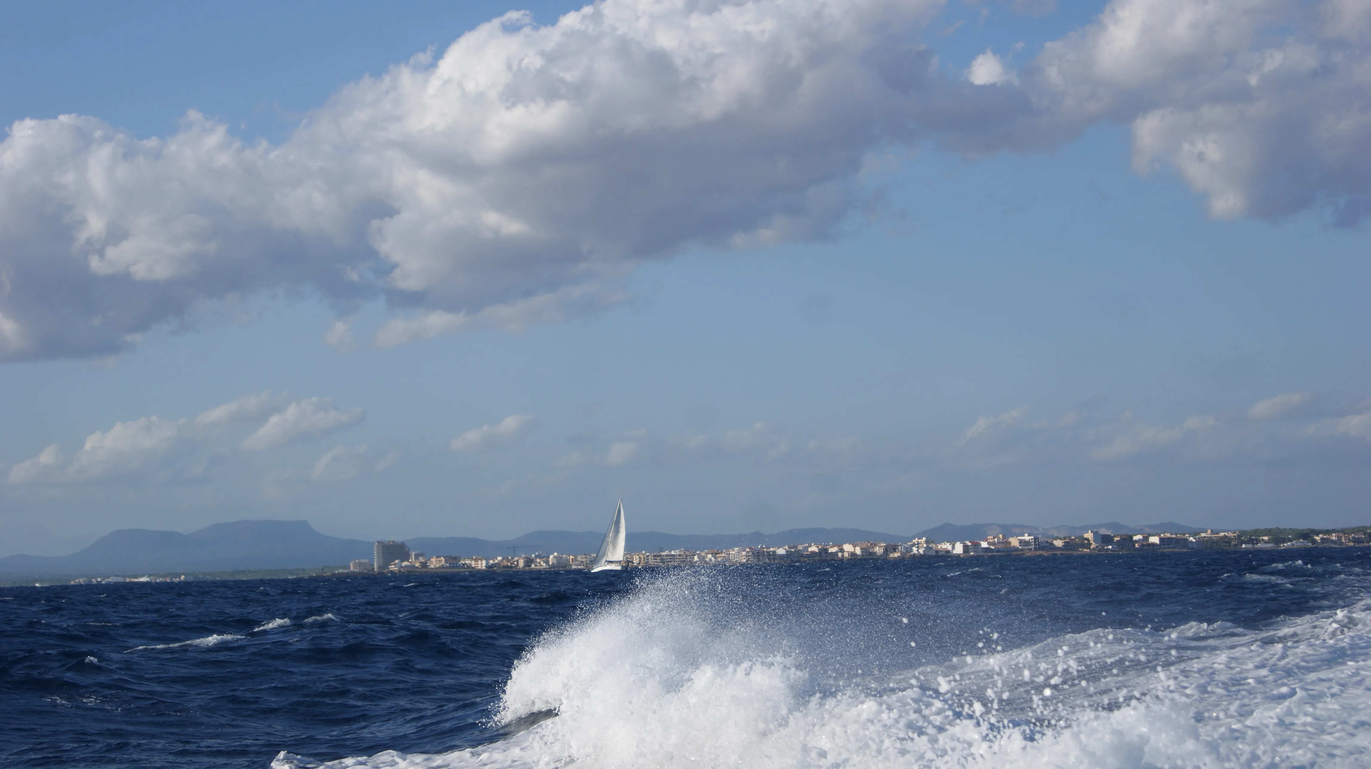 Vista aérea del puerto y la costa de Colonia de Sant Jordi