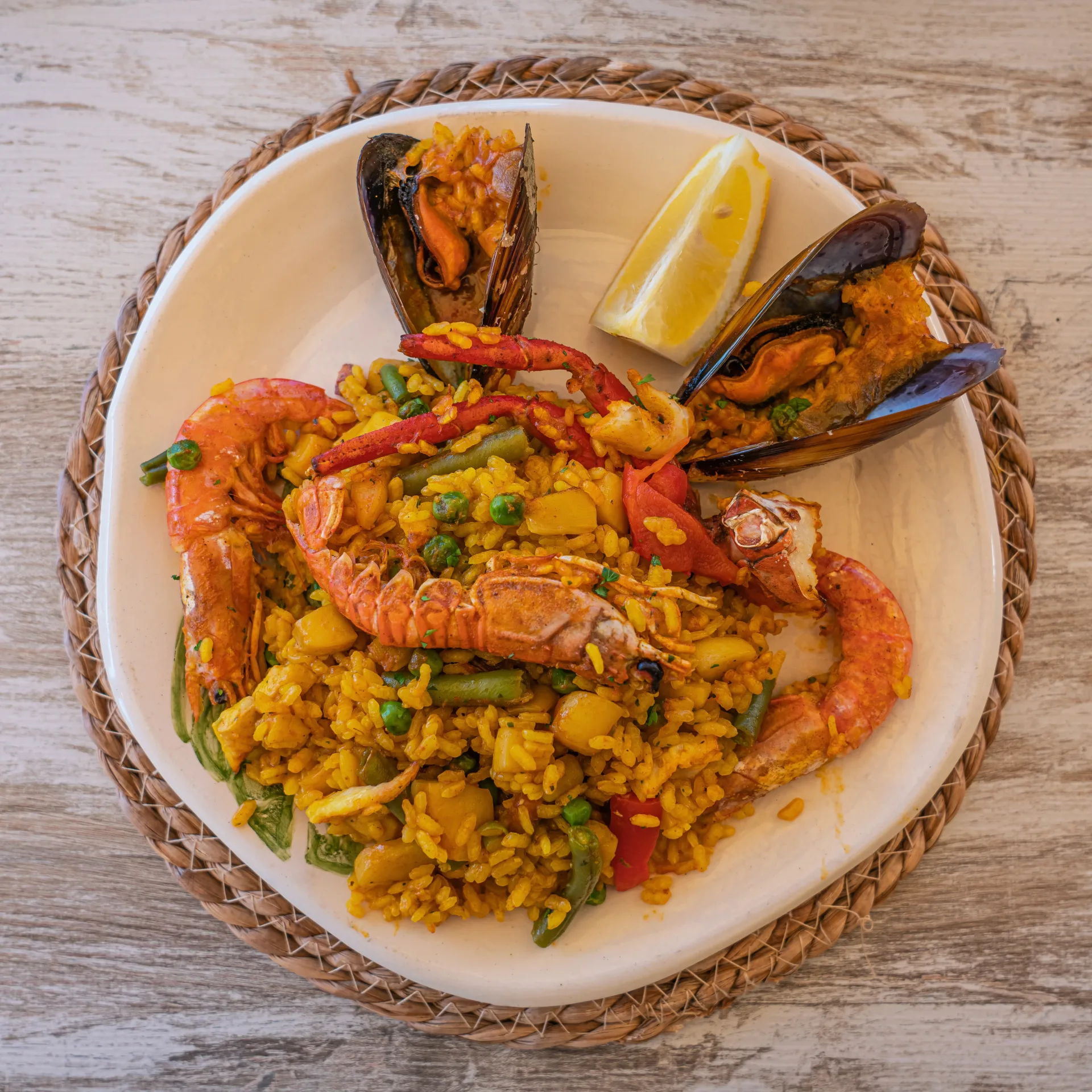 Marisco y pescado fresco en un restaurante del puerto de Colonia de Sant Jordi
