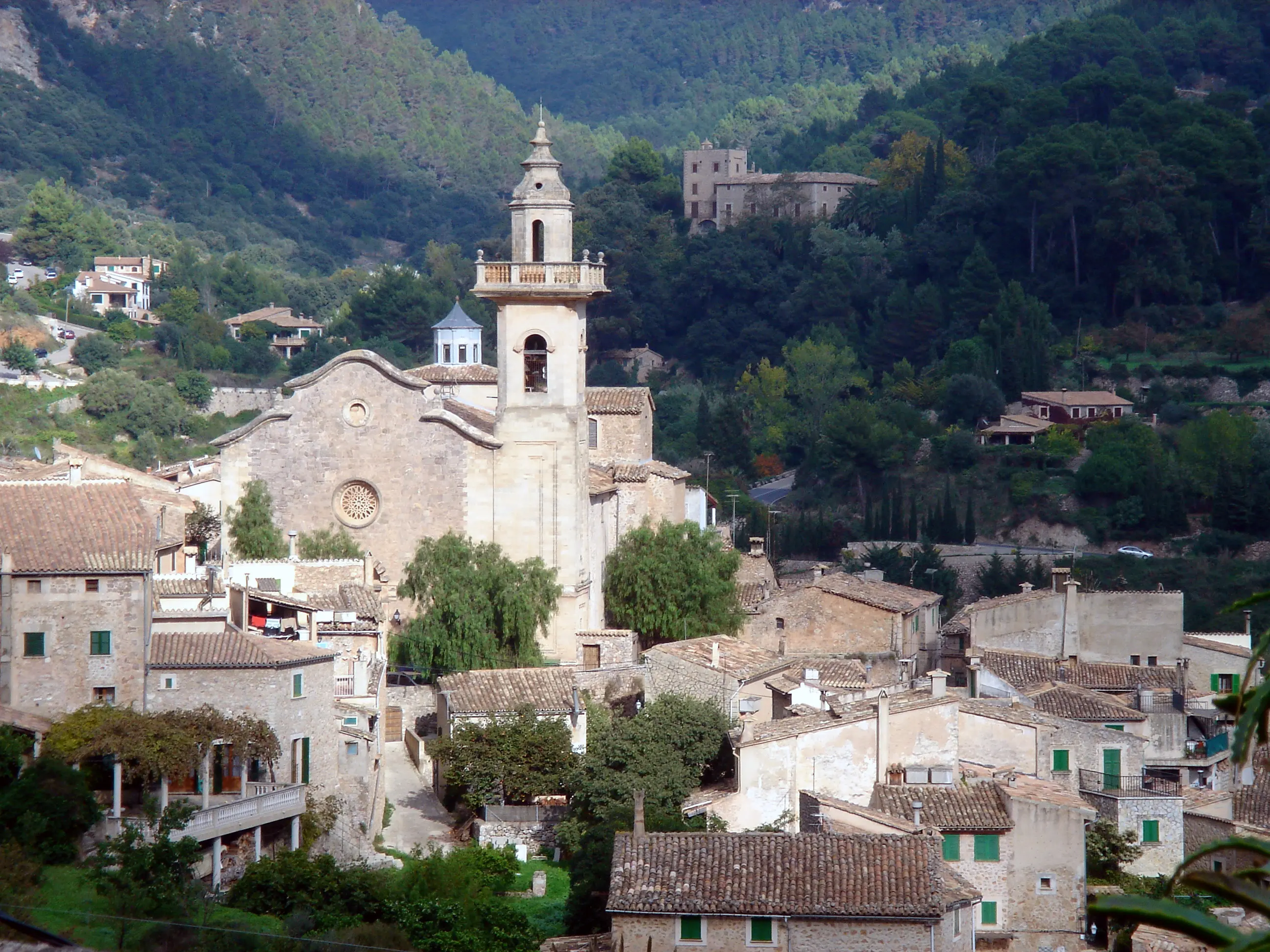 El impresionante paisaje que rodea Valldemossa cambia maravillosamente con las estaciones